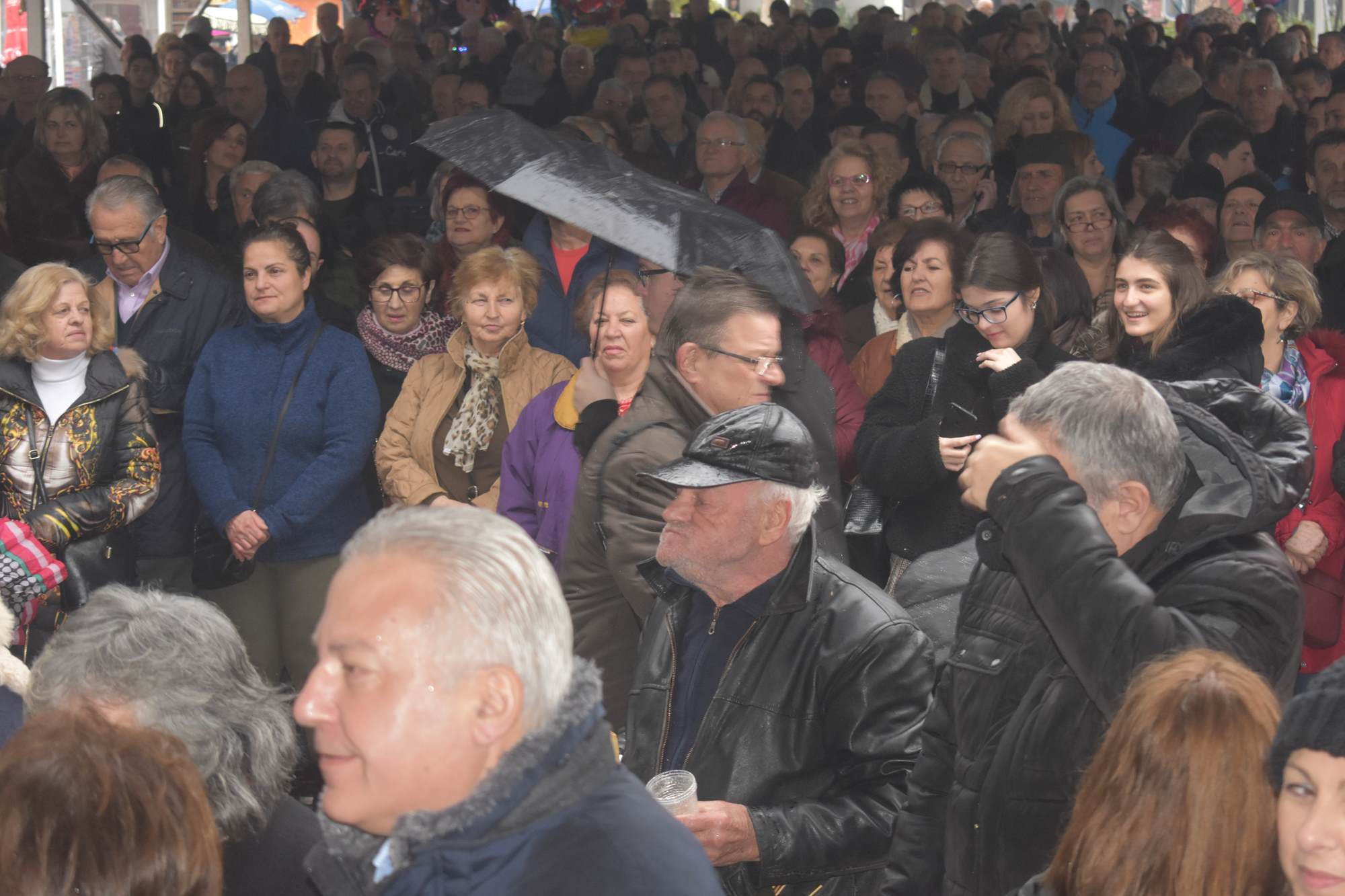 Τσικνοπέμπτη υπό... βροχή στη Λάρισα - Μεγάλο γλέντι στην Κεντρική πλατεία (φωτο - βίντεο)
