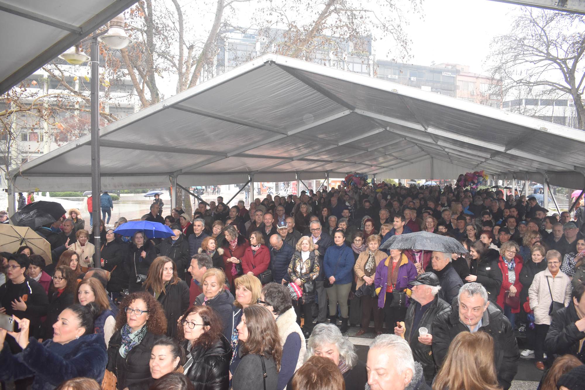 Τσικνοπέμπτη υπό... βροχή στη Λάρισα - Μεγάλο γλέντι στην Κεντρική πλατεία (φωτο - βίντεο)