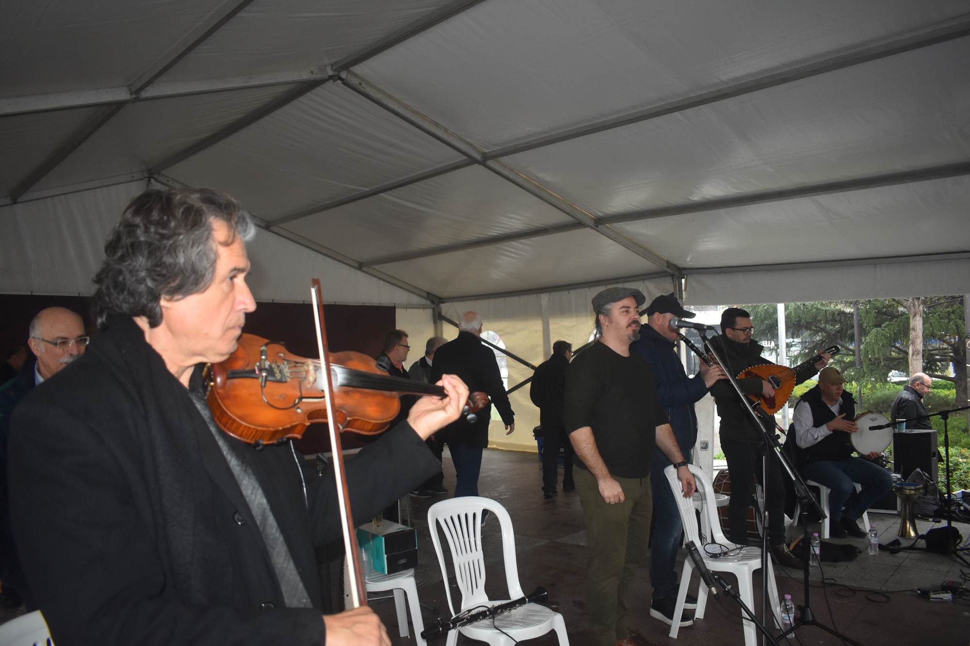 Τσικνοπέμπτη υπό... βροχή στη Λάρισα - Μεγάλο γλέντι στην Κεντρική πλατεία (φωτο - βίντεο)