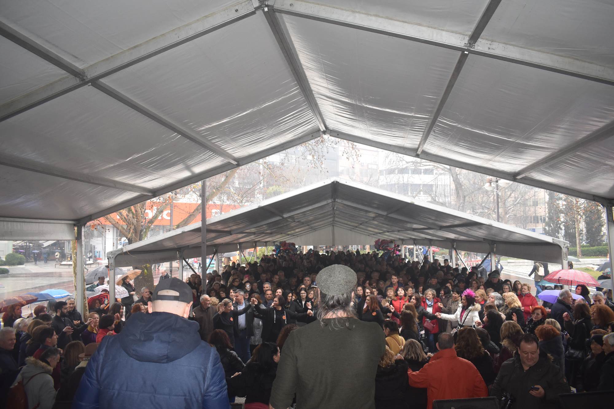 Τσικνοπέμπτη υπό... βροχή στη Λάρισα - Μεγάλο γλέντι στην Κεντρική πλατεία (φωτο - βίντεο)