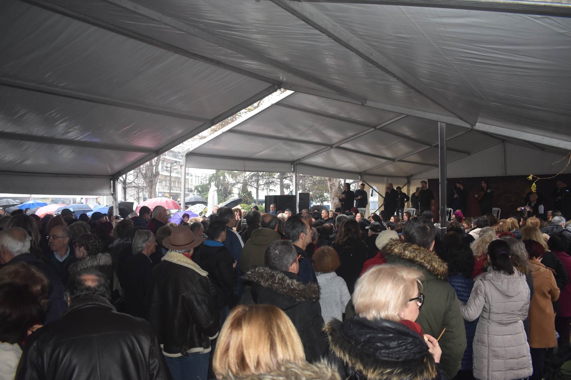 Τσικνοπέμπτη υπό... βροχή στη Λάρισα - Μεγάλο γλέντι στην Κεντρική πλατεία (φωτο - βίντεο)