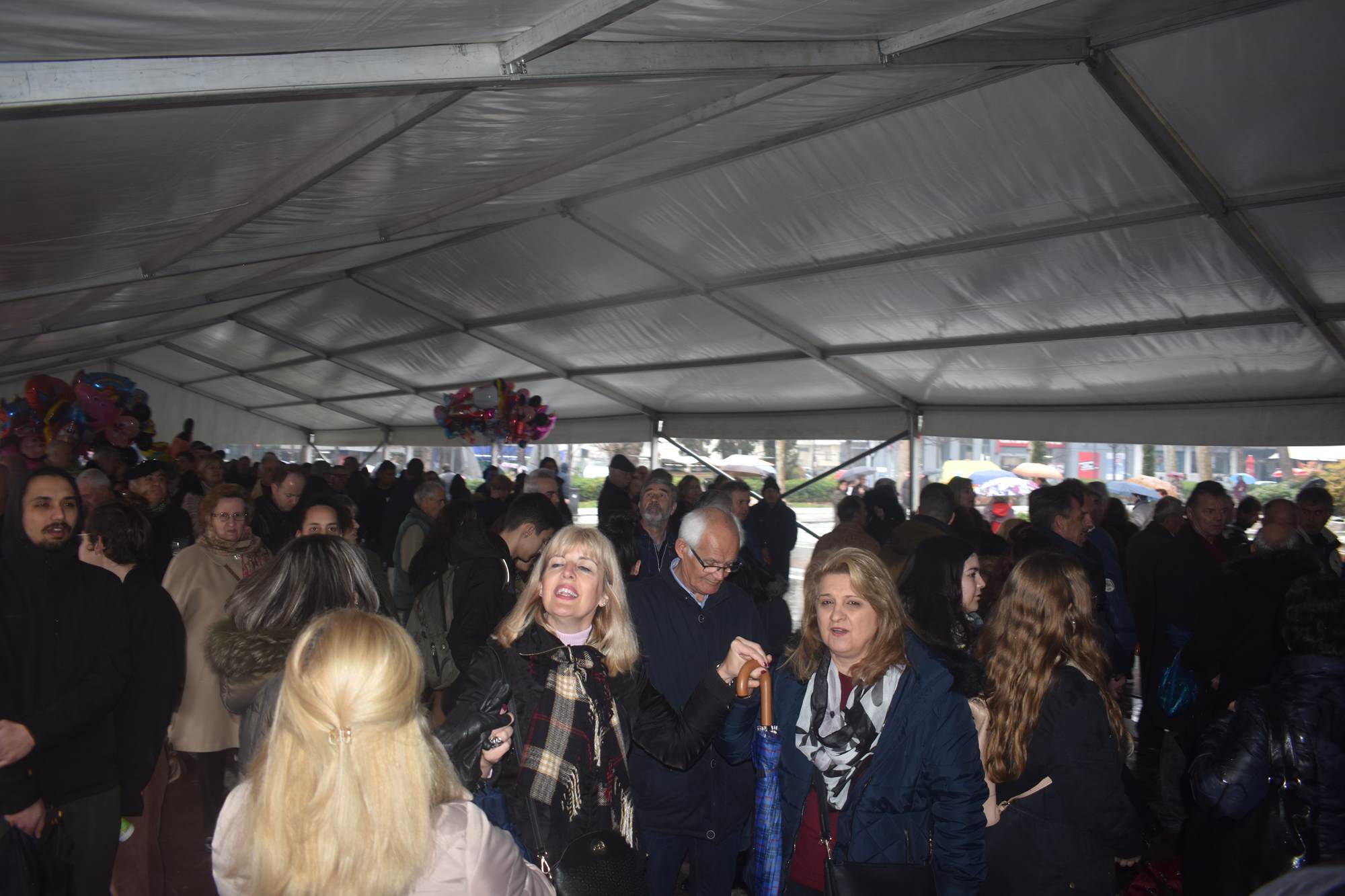 Τσικνοπέμπτη υπό... βροχή στη Λάρισα - Μεγάλο γλέντι στην Κεντρική πλατεία (φωτο - βίντεο)