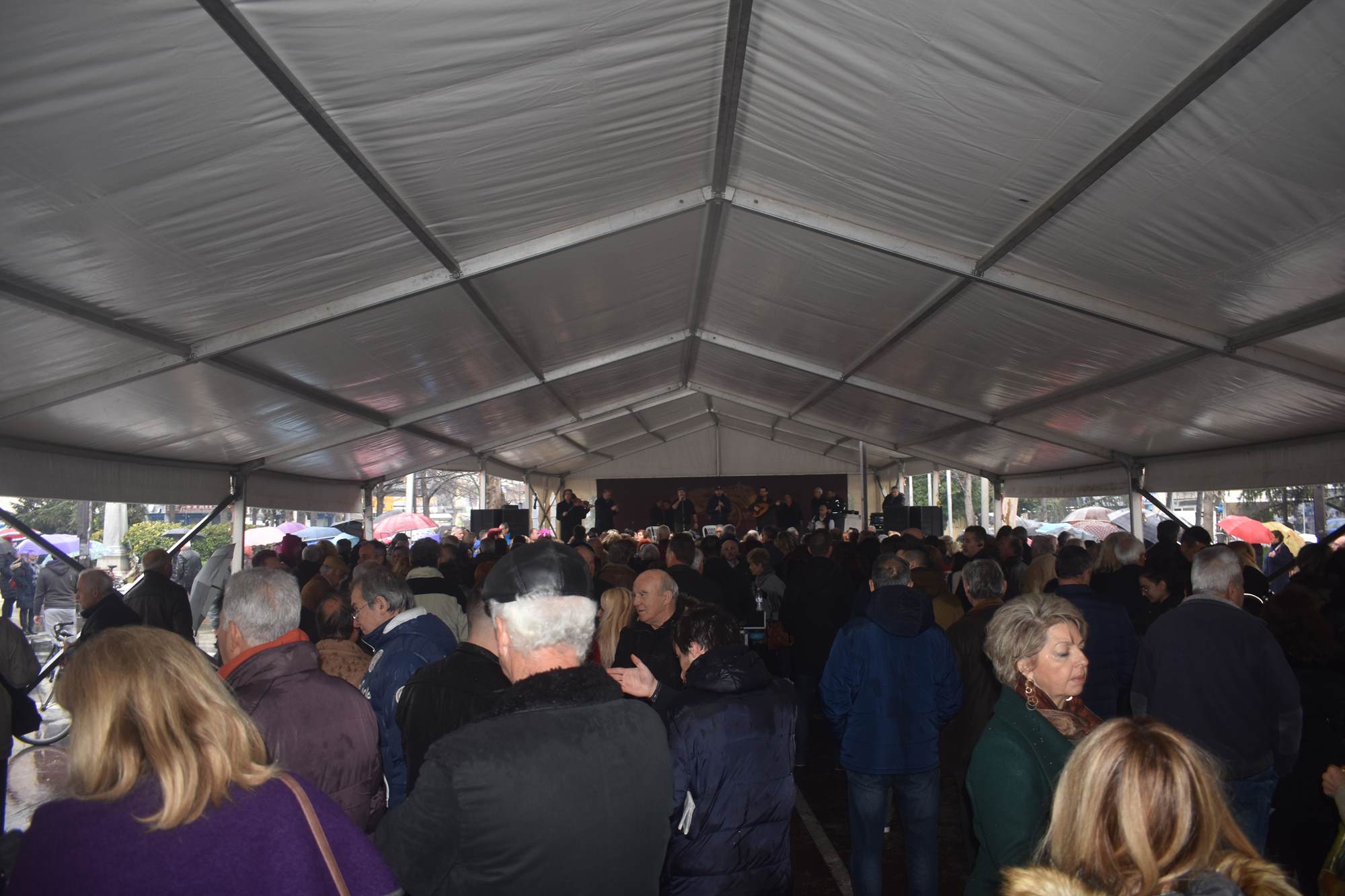 Τσικνοπέμπτη υπό... βροχή στη Λάρισα - Μεγάλο γλέντι στην Κεντρική πλατεία (φωτο - βίντεο)
