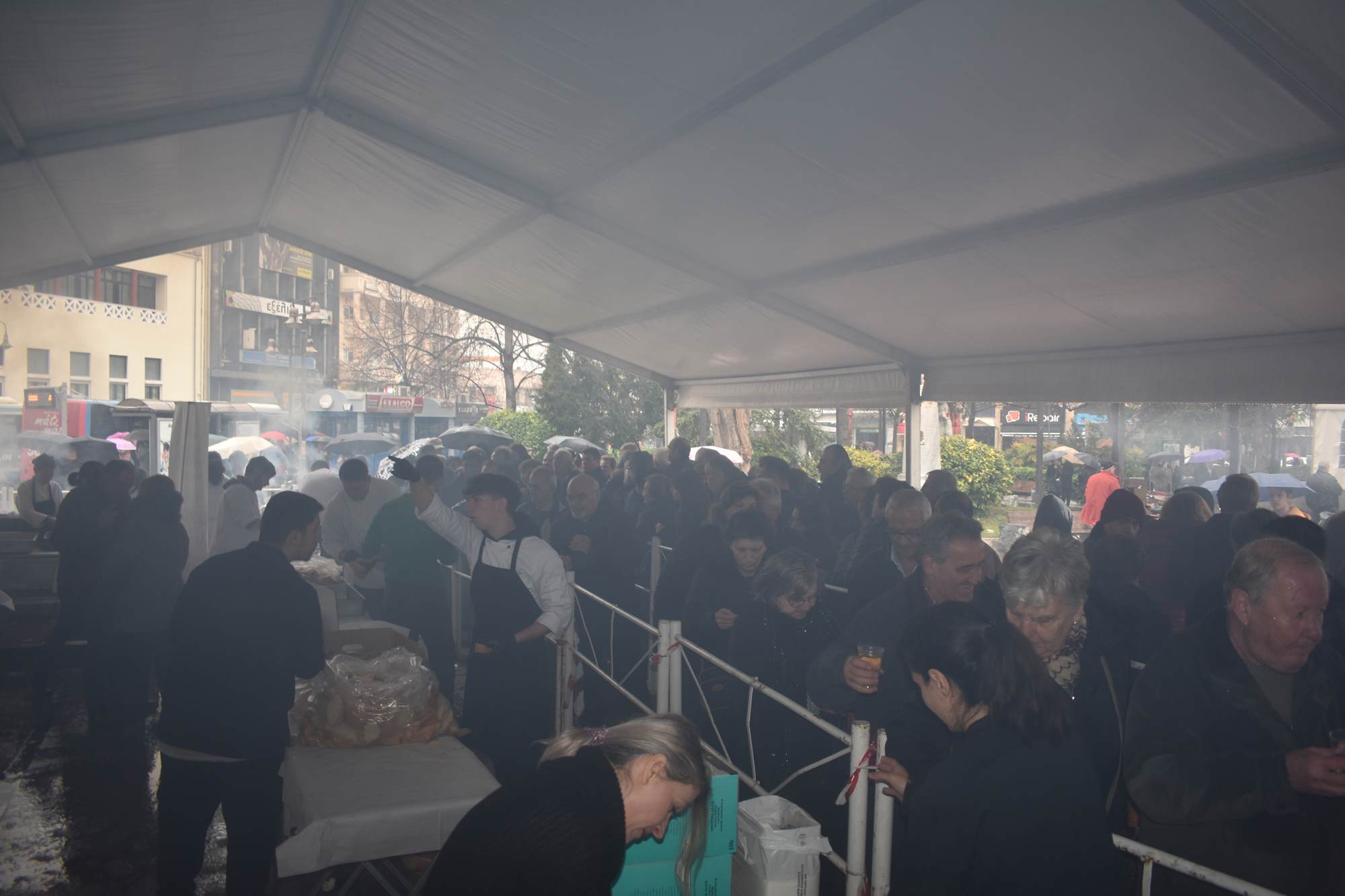 Τσικνοπέμπτη υπό... βροχή στη Λάρισα - Μεγάλο γλέντι στην Κεντρική πλατεία (φωτο - βίντεο)