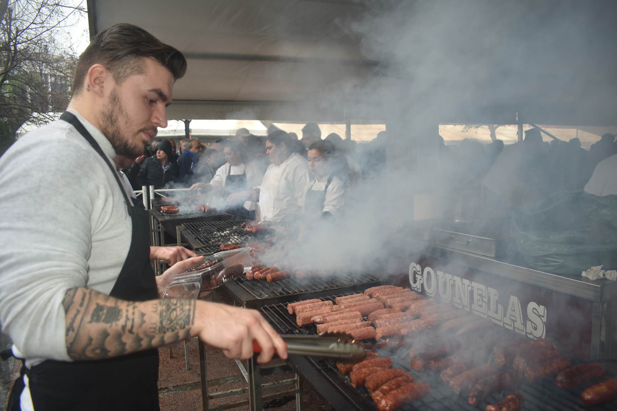 Τσικνοπέμπτη υπό... βροχή στη Λάρισα - Μεγάλο γλέντι στην Κεντρική πλατεία (φωτο - βίντεο)