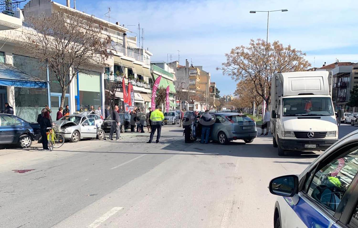 Σοβαρά τραυματίας πεζός που παρασύρθηκε από αυτοκίνητο στη Λάρισα - Δείτε φωτογραφίες