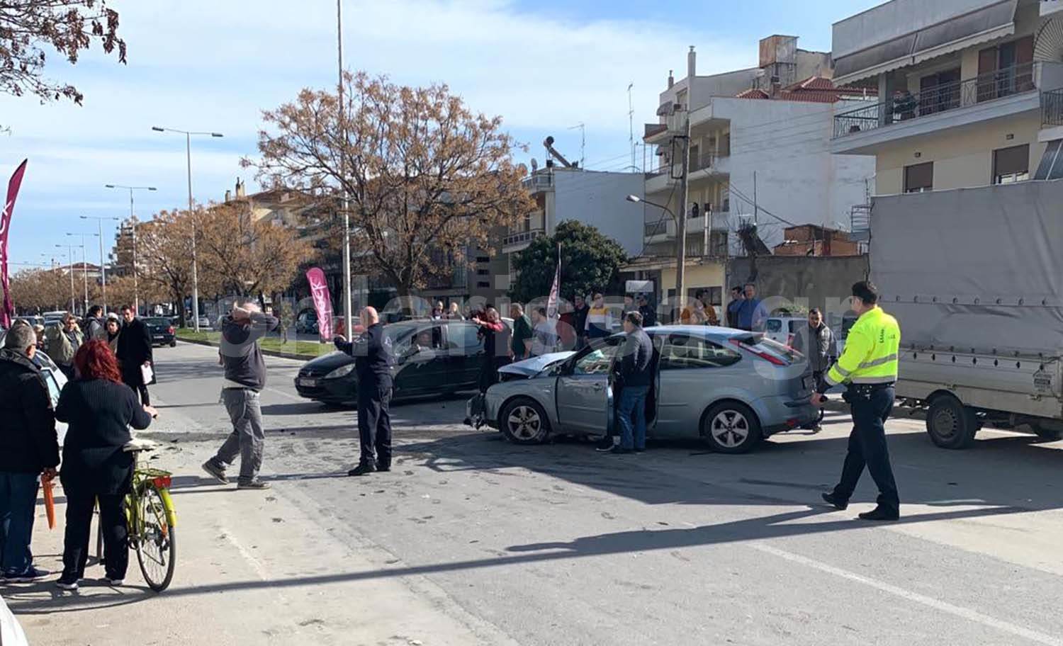 Σοβαρά τραυματίας πεζός που παρασύρθηκε από αυτοκίνητο στη Λάρισα - Δείτε φωτογραφίες