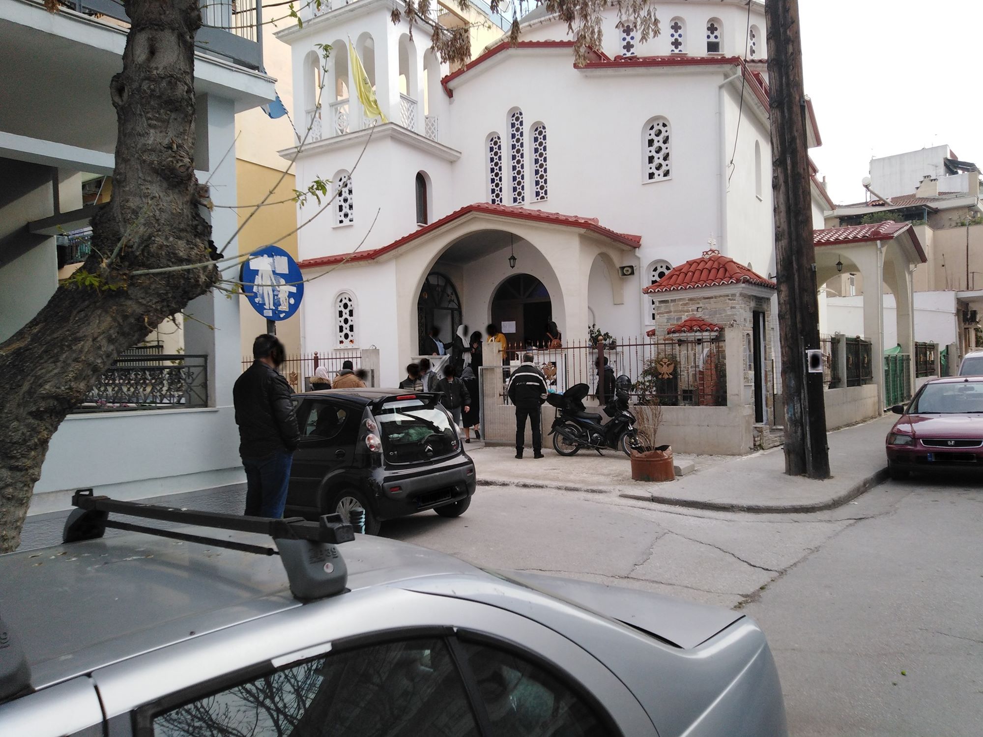 Ουρά πιστών σήμερα Κυριακή σε εκκλησία στο κέντρο της Λάρισας παρά τα μέτρα για τον κορωνοϊό - Η εικόνα σε άλλους Ι.Ν. (φωτο)