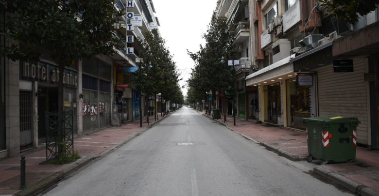 "Βουβή" Κυριακή και μια απόκοσμη ησυχία στη Λάρισα - Πλούσιο φωτορεπορτάζ από τις συνοικίες και το κέντρο