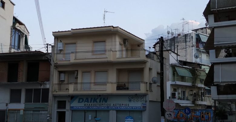 Το πρώτο ταράτσα πάρτι εξ αποστάσεως έγινε στη Λάρισα – Γνωστός dj έπαιξε μουσική για τους γείτονες στα μπαλκόνια (φωτό – βίντεο)