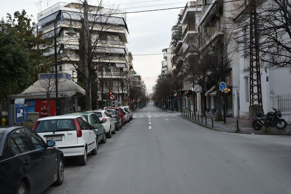 "Βουβή" Κυριακή και μια απόκοσμη ησυχία στη Λάρισα - Πλούσιο φωτορεπορτάζ από τις συνοικίες και το κέντρο