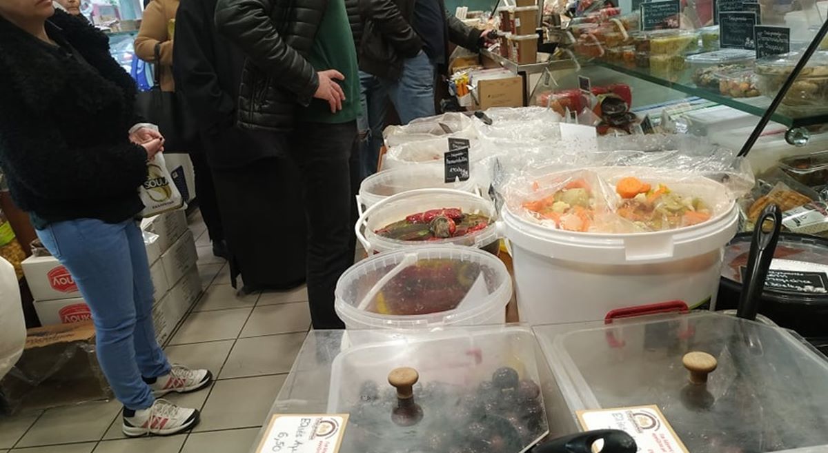 Ουρές οι Λαρισαίοι για λαγάνες, χαλβά και σαρακοστιανά (φωτο)