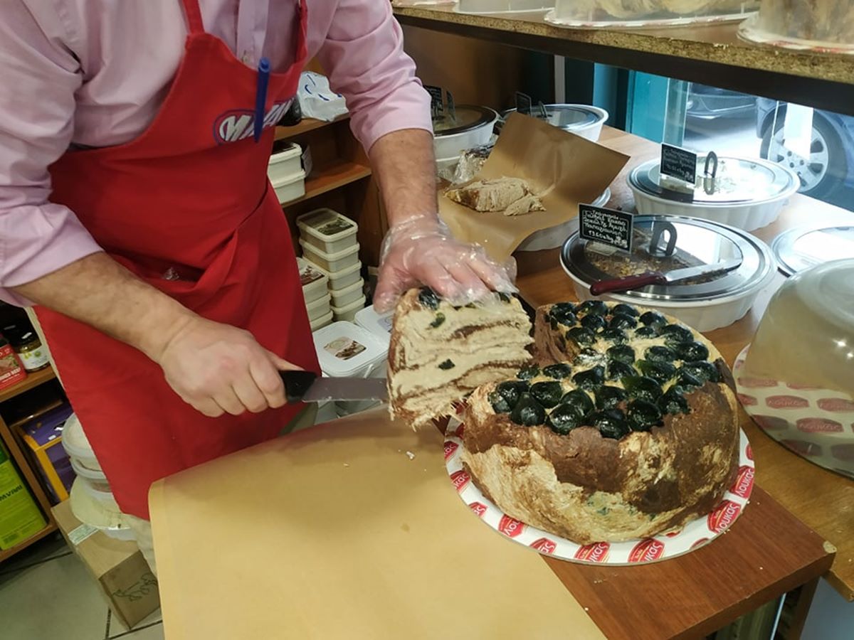 Ουρές οι Λαρισαίοι για λαγάνες, χαλβά και σαρακοστιανά (φωτο)