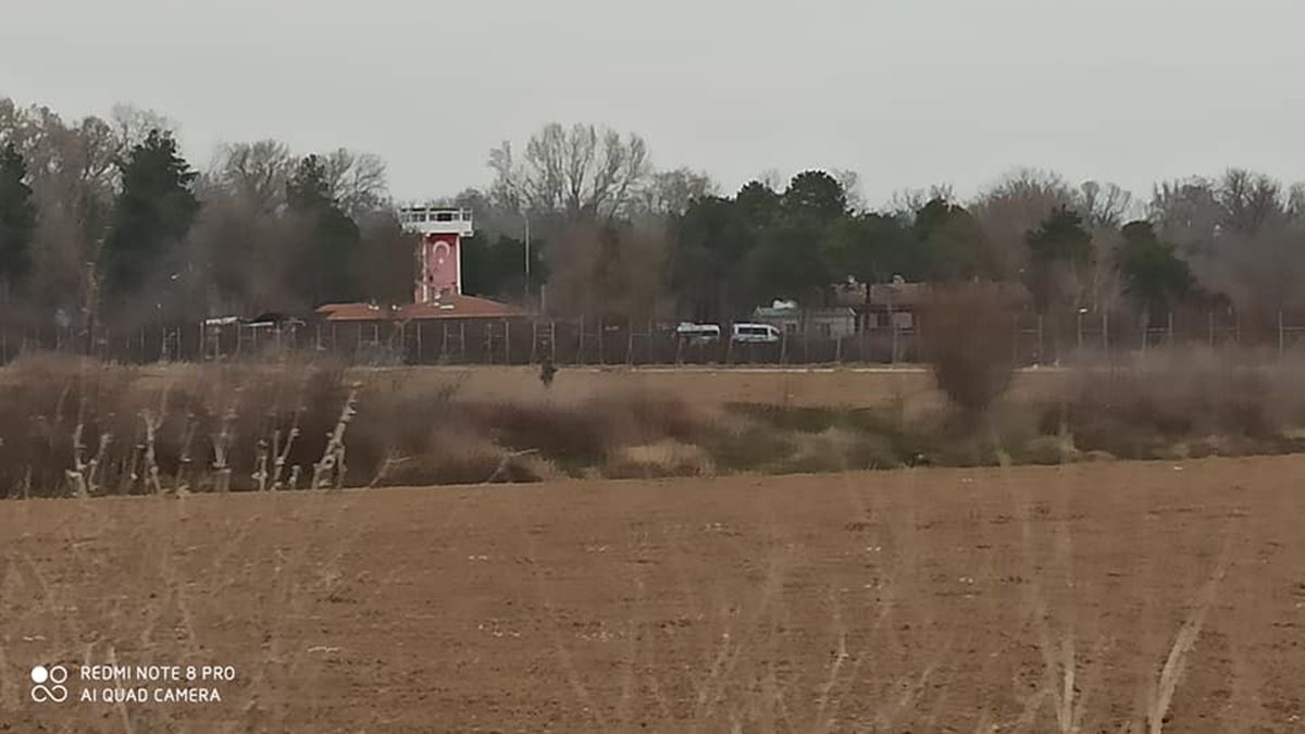 Λαρισαίος αστυνομικός συγκλονίζει δίνοντας το κλίμα από τα σύνορα: «Ο Έβρος δεν πέφτει…» (φωτο)