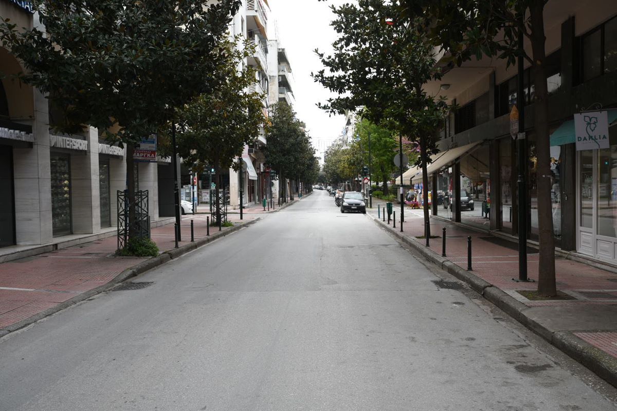 "Βουβή" Κυριακή και μια απόκοσμη ησυχία στη Λάρισα - Πλούσιο φωτορεπορτάζ από τις συνοικίες και το κέντρο
