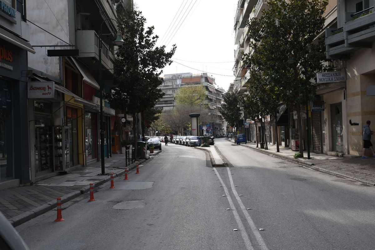 "Βουβή" Κυριακή και μια απόκοσμη ησυχία στη Λάρισα - Πλούσιο φωτορεπορτάζ από τις συνοικίες και το κέντρο