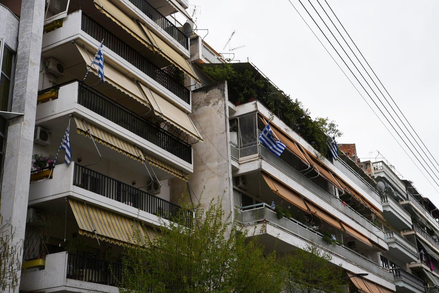 Εθνική επέτειος: Πλημμύρισαν γαλανόλευκες τα μπαλκόνια των Λαρισαίων - Δείτε φωτορεπορτάζ