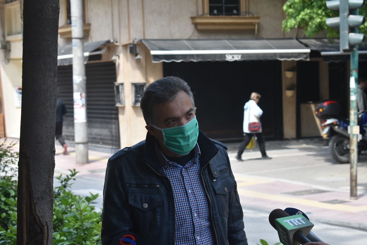 Λάρισα: Εκπαιδευτικοί φορώντας μάσκες διαμαρτυρήθηκαν στην Περιφερειακή Διεύθυνση Εκπαίδευσης Θεσσαλίας (φωτο)