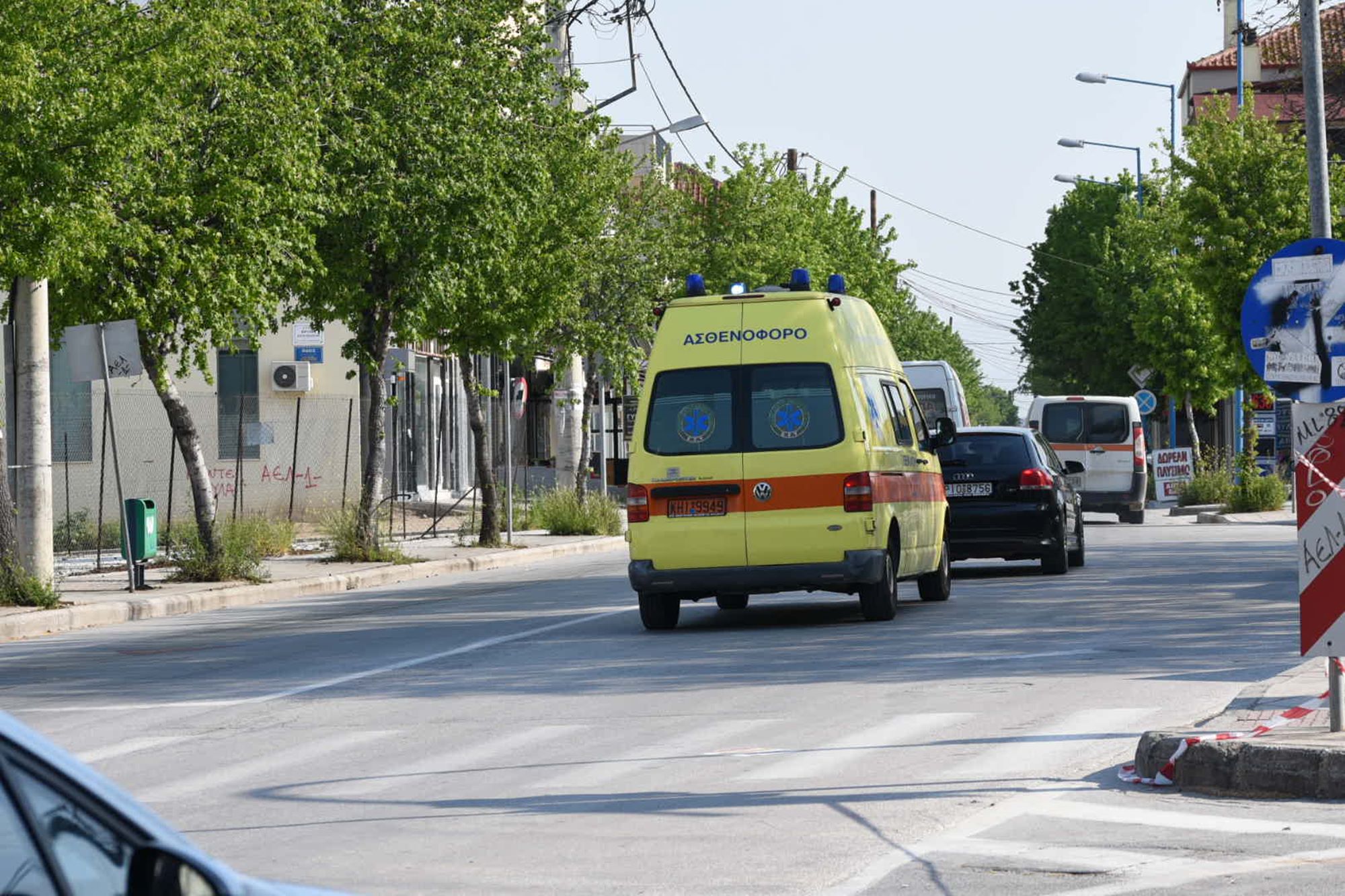 Λάρισα: Συνεχείς κλήσεις δέχεται το ΕΚΑΒ στη Λάρισα από την αποκλεισμένη περιοχή της Νέας Σμύρνης (φωτο)