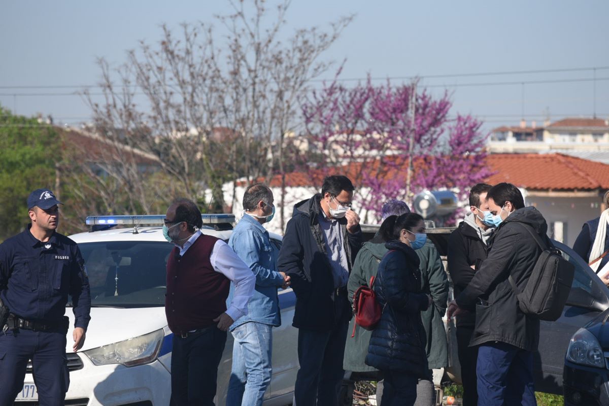 Κατέφθασε το κλιμάκιο του ΕΟΔΥ στη Νέα Σμύρνη της Λάρισας: Ξεκινούν τα 200 τεστ σε ρομά (φωτο –βίντεο)