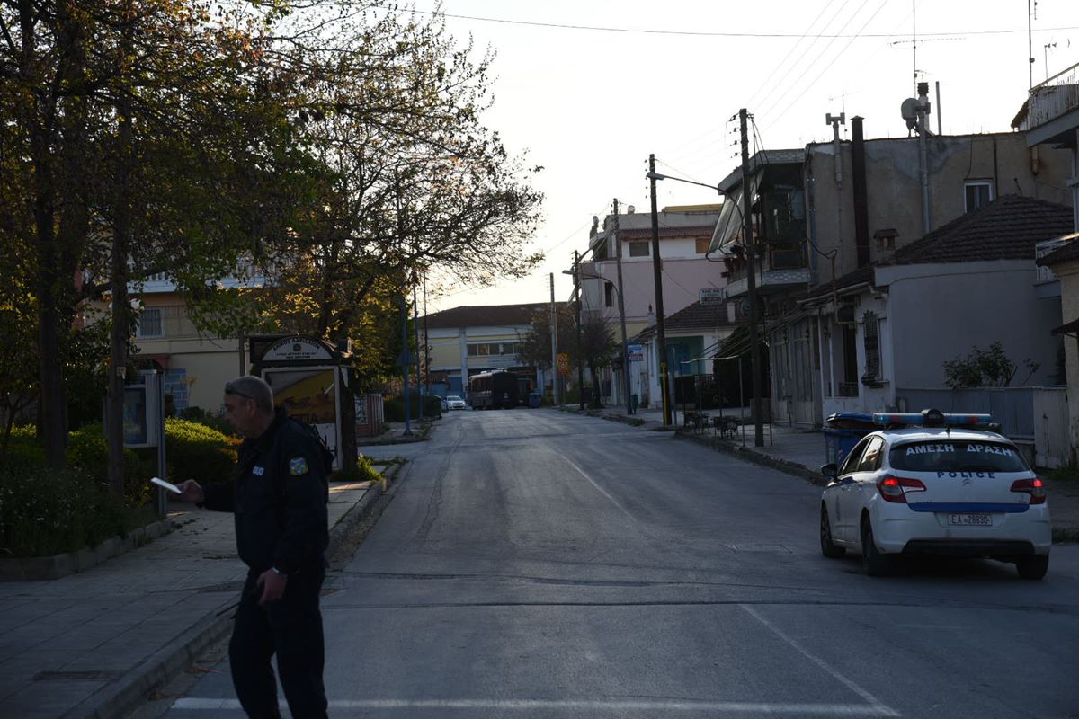 Λάρισα: Αστυνομικές δυνάμεις στην αποκλεισμένη Νέα Σμύρνη – Νέα τεστ για τον κορωνοϊό σήμερα στην συνοικία (φωτο)