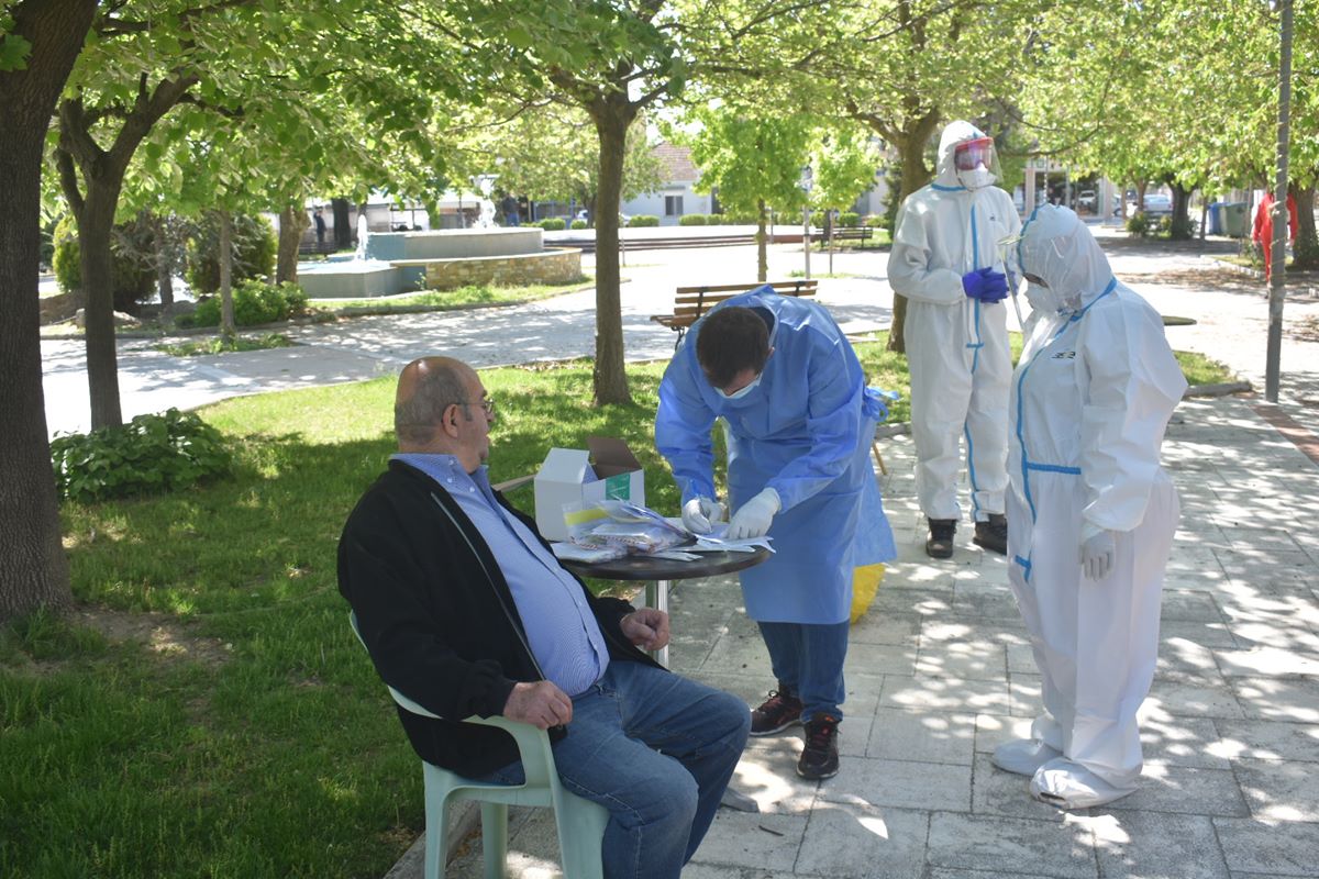 Ξεκίνησαν τα μαζικά τεστ για κορωνοϊό στο Ομορφοχώρι Λάρισας ύστερα από το θετικό κρούσμα σε παιδί – Δείτε φωτογραφίες