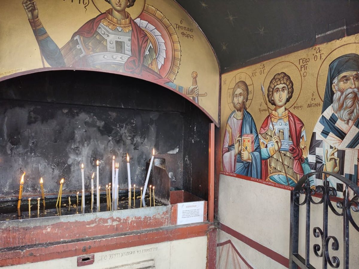 Λαρισαίοι πιστοί προσέρχονται στον Ιερό Ναό Αγίου Γεωργίου για να λάβουν το Άγιο Φως (φωτο)