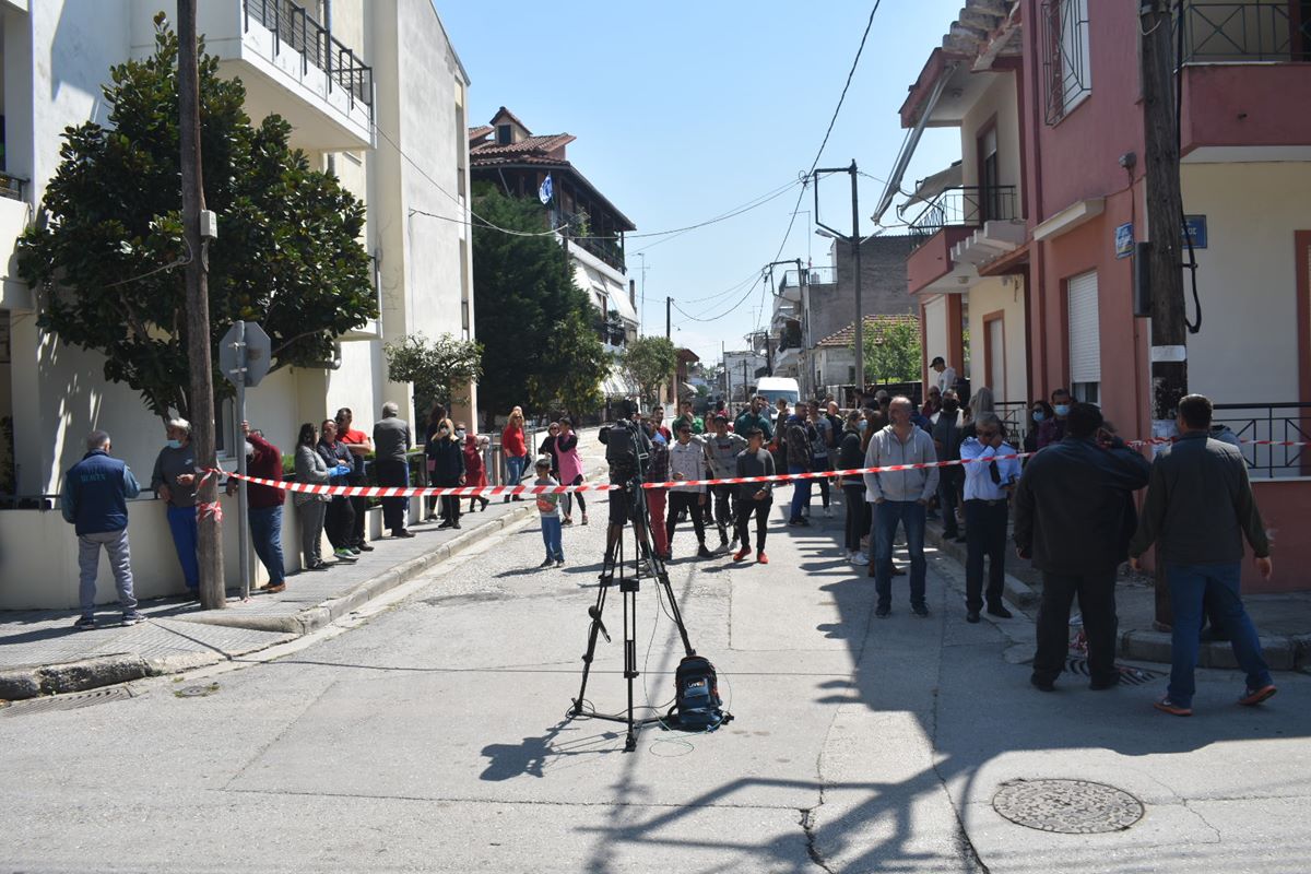 Λάρισα: Νέα διαμαρτυρία των κατοίκων στη Νέα Σμύρνη για την επέκταση της καραντίνας - "Θα την σπάσουμε και σε όποιον αρέσει..." (φωτο - βίντεο)