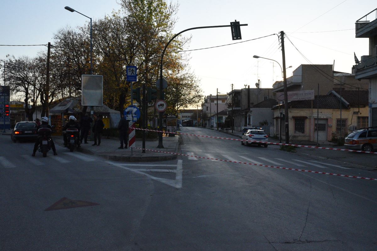 Λάρισα: Αστυνομικές δυνάμεις στην αποκλεισμένη Νέα Σμύρνη – Νέα τεστ για τον κορωνοϊό σήμερα στην συνοικία (φωτο)