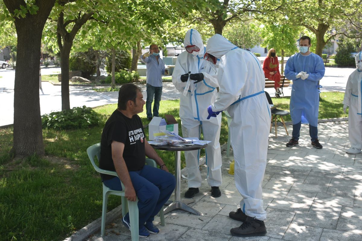 Ξεκίνησαν τα μαζικά τεστ για κορωνοϊό στο Ομορφοχώρι Λάρισας ύστερα από το θετικό κρούσμα σε παιδί – Δείτε φωτογραφίες