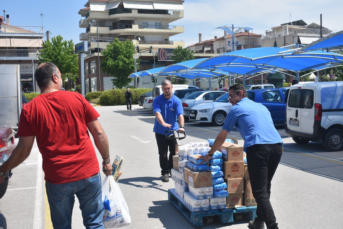 10.000 πακέτα με τρόφιμα παραδόθηκαν στον δήμο Λαρισαίων – Καλογιάννης «Δίνουμε μεγάλη μάχη αυτό το διάστημα» (φωτο – βίντεο)