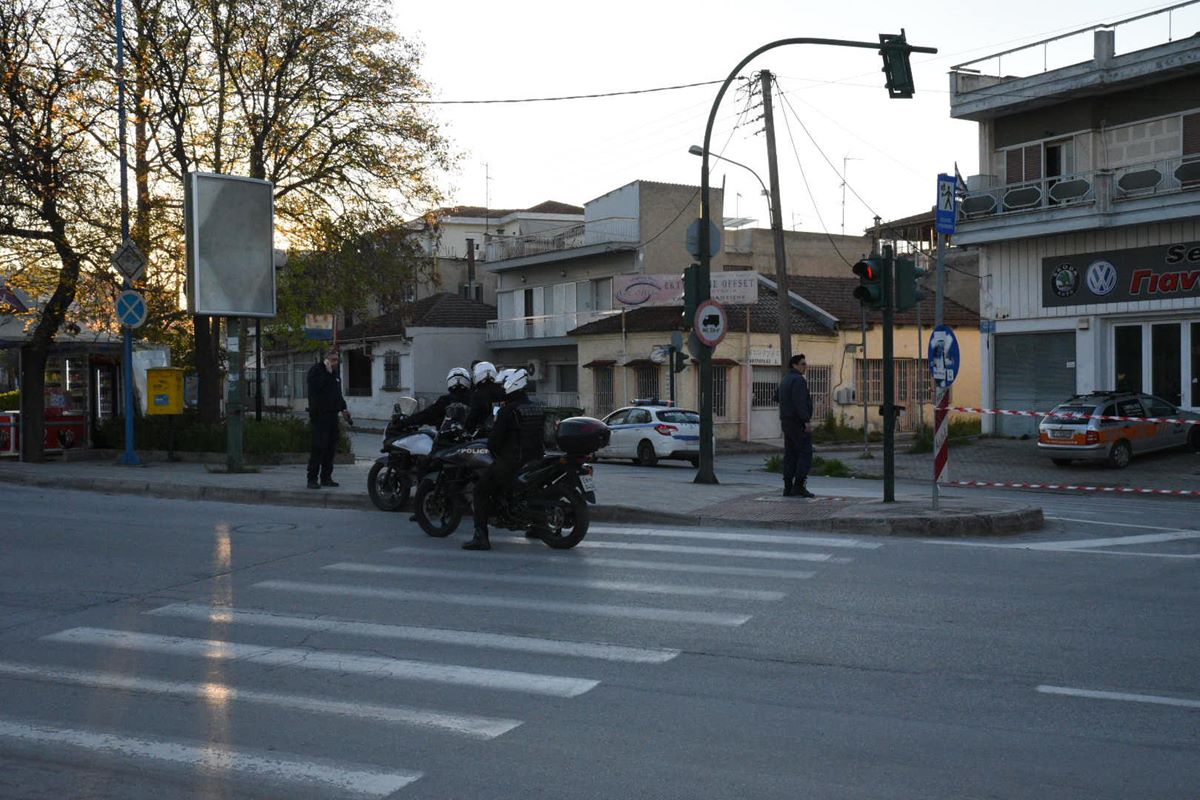 Λάρισα: Αστυνομικές δυνάμεις στην αποκλεισμένη Νέα Σμύρνη – Νέα τεστ για τον κορωνοϊό σήμερα στην συνοικία (φωτο)