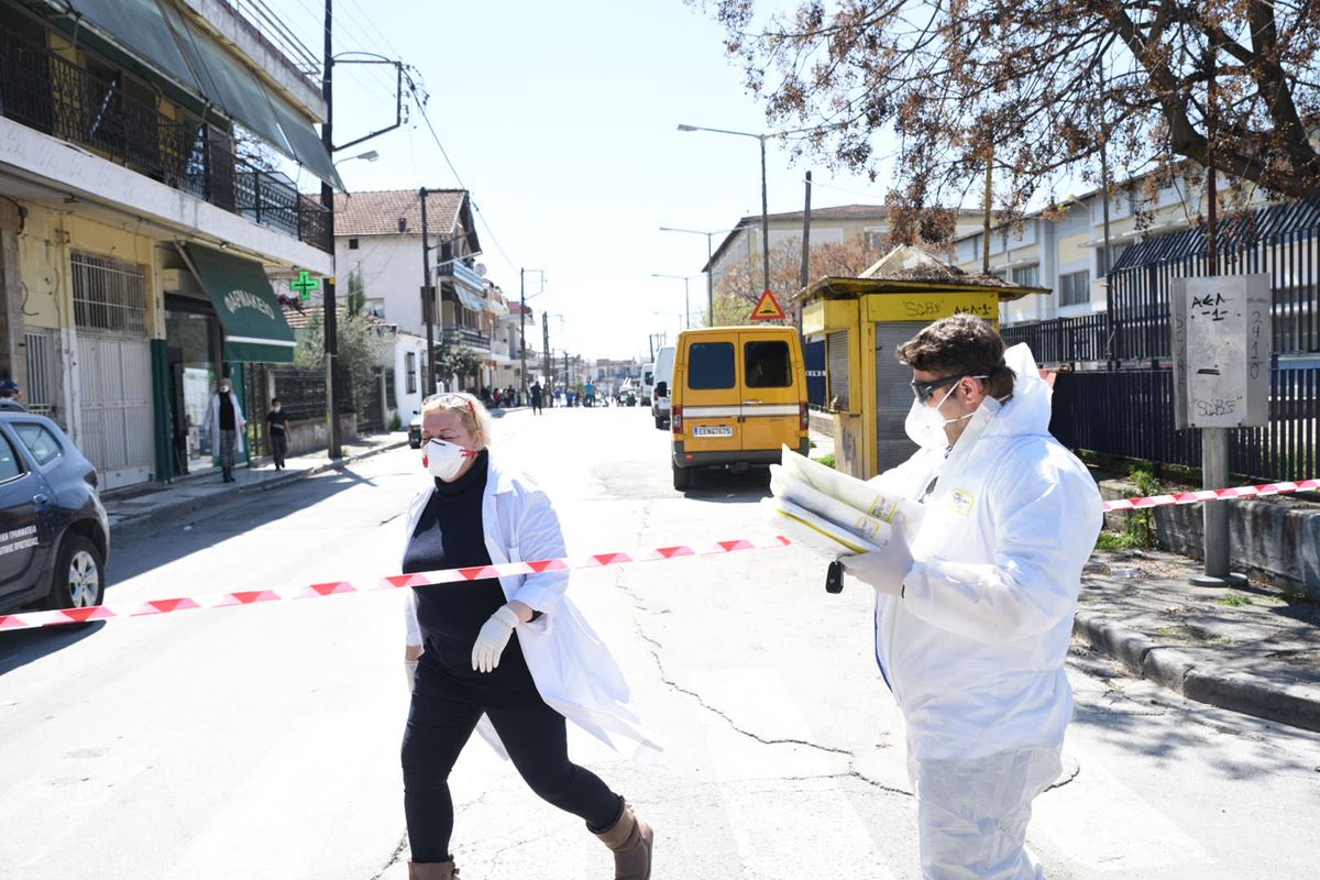 Συνεχίζεται η δειγματοληψία στη Νέα Σμύρνη - Εφοδιάζεται το φαρμακείο της περιοχής - Δείτε φωτογραφίες