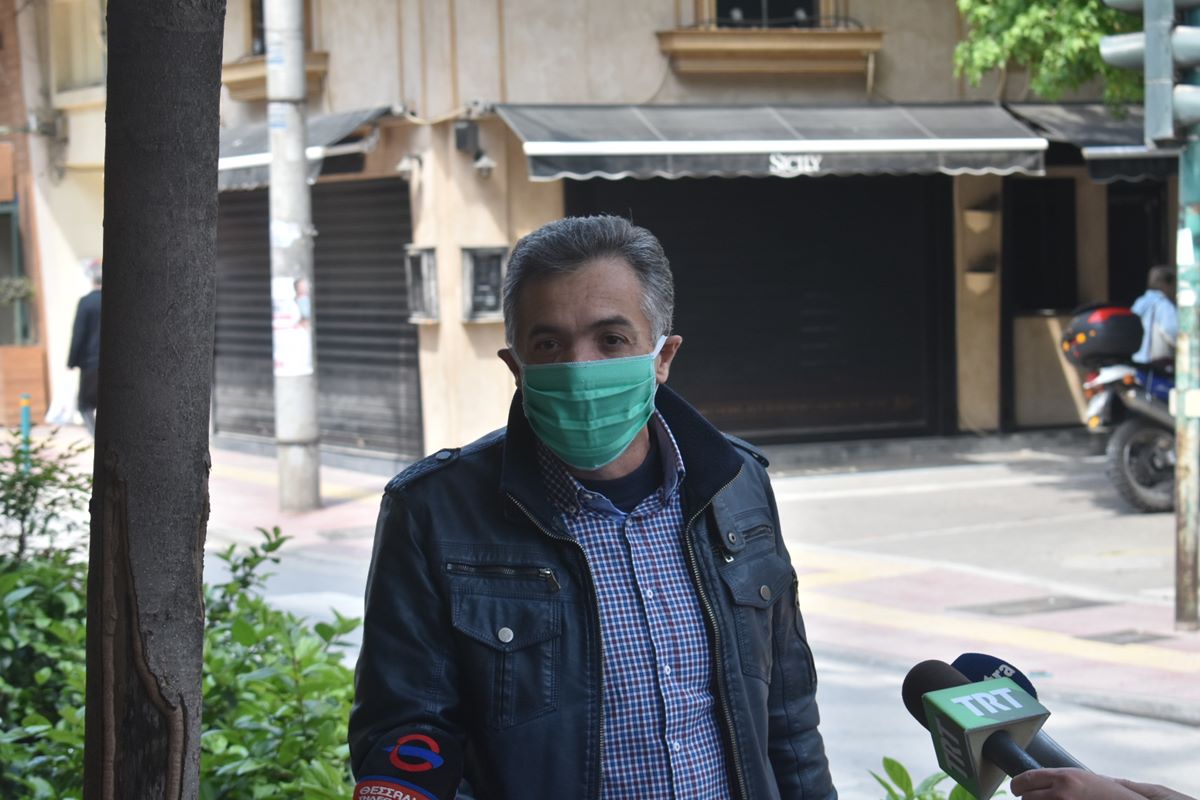 Λάρισα: Εκπαιδευτικοί φορώντας μάσκες διαμαρτυρήθηκαν στην Περιφερειακή Διεύθυνση Εκπαίδευσης Θεσσαλίας (φωτο)