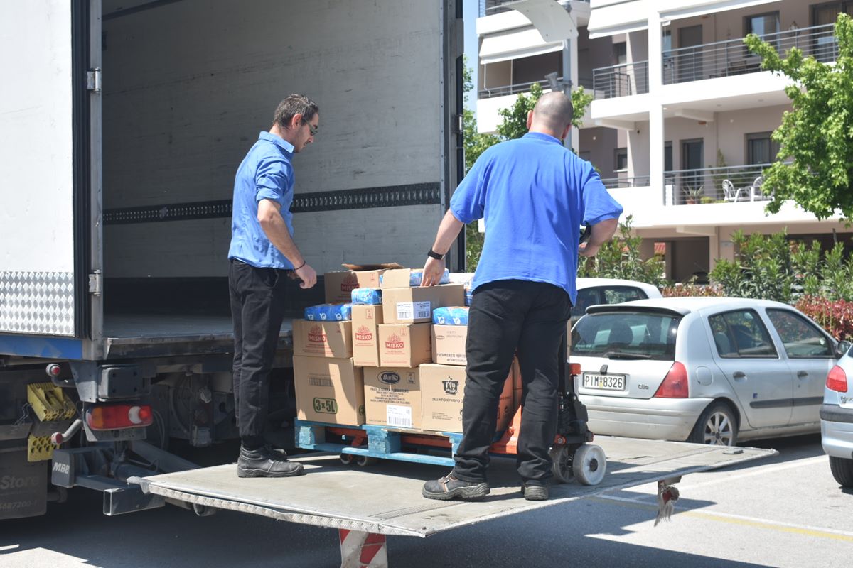 10.000 πακέτα με τρόφιμα παραδόθηκαν στον δήμο Λαρισαίων – Καλογιάννης «Δίνουμε μεγάλη μάχη αυτό το διάστημα» (φωτο – βίντεο)