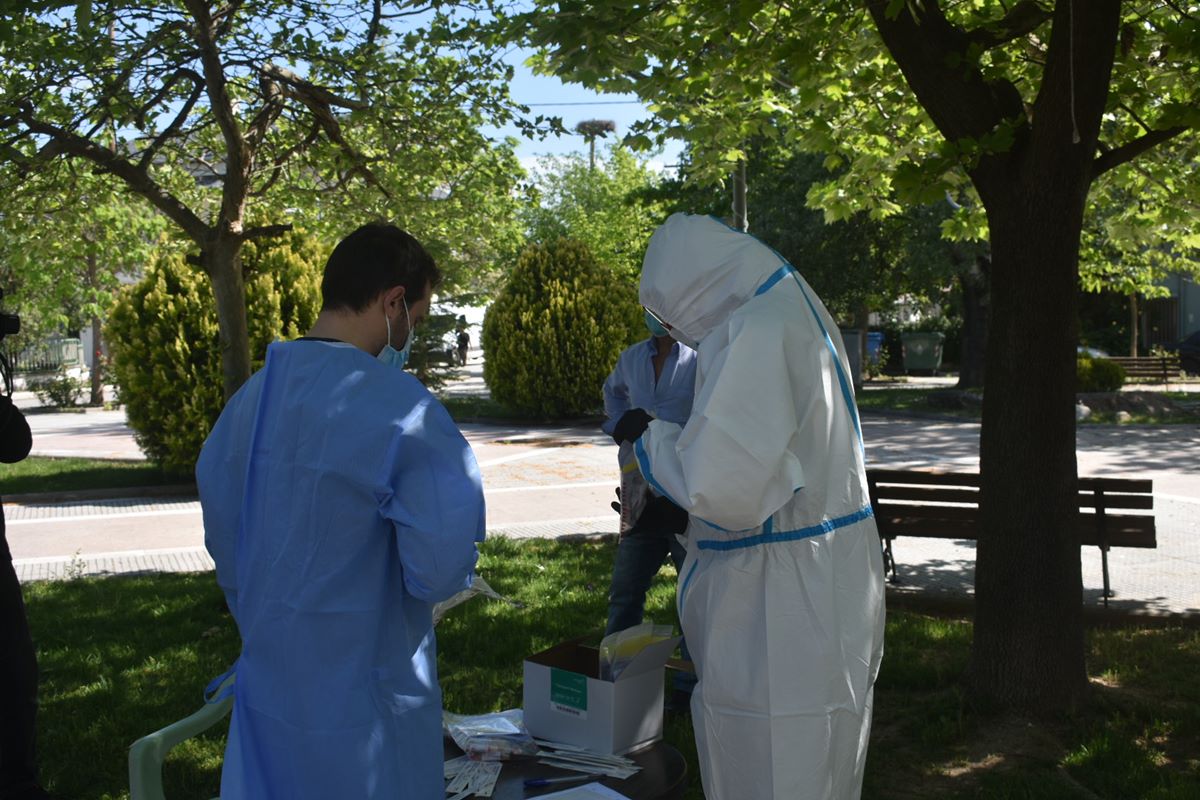 Ξεκίνησαν τα μαζικά τεστ για κορωνοϊό στο Ομορφοχώρι Λάρισας ύστερα από το θετικό κρούσμα σε παιδί – Δείτε φωτογραφίες