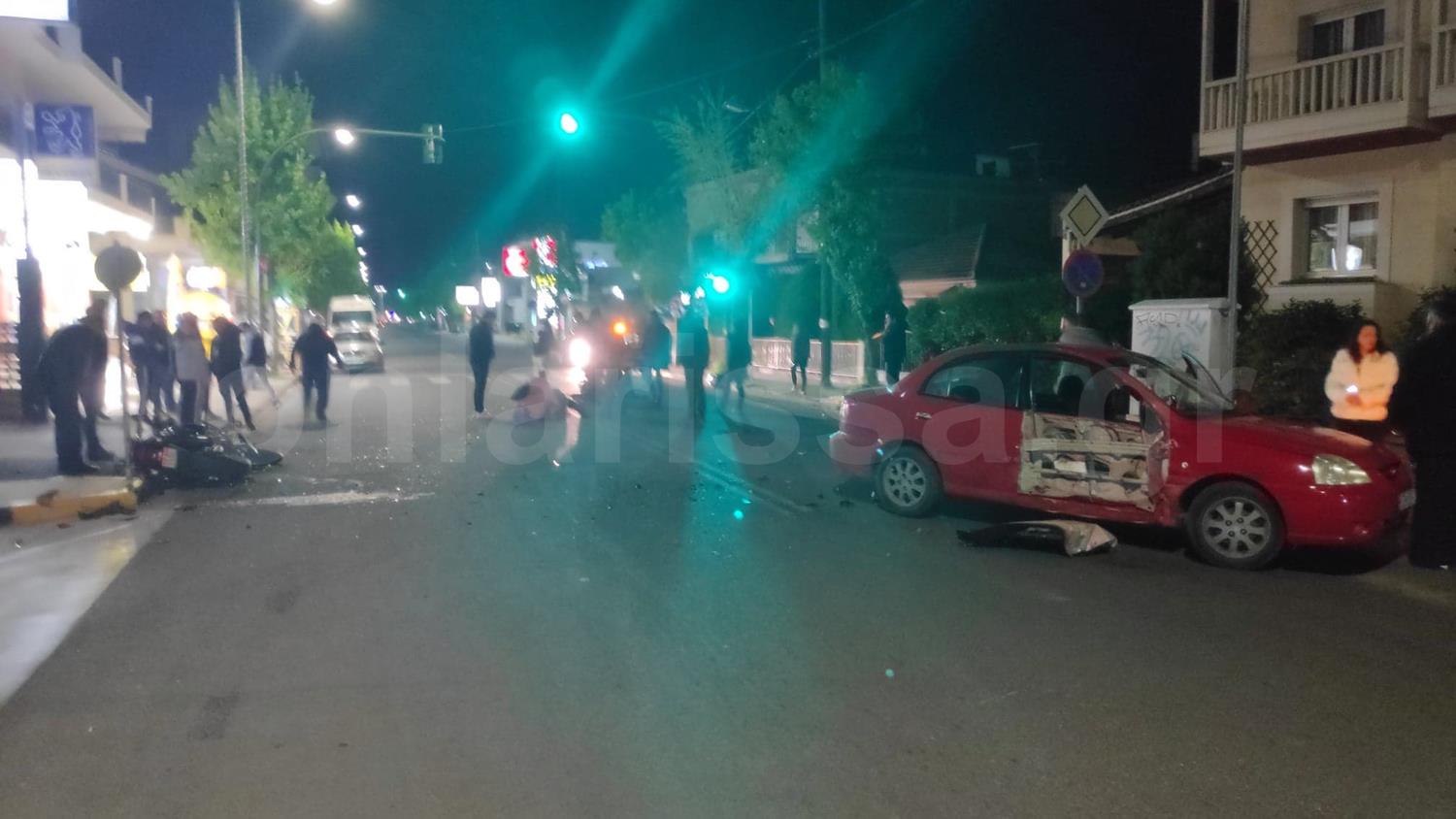 Σοβαρό τροχαίο στην οδό Βόλου - Μηχανή συγκρούστηκε με αυτοκίνητο (φωτο)