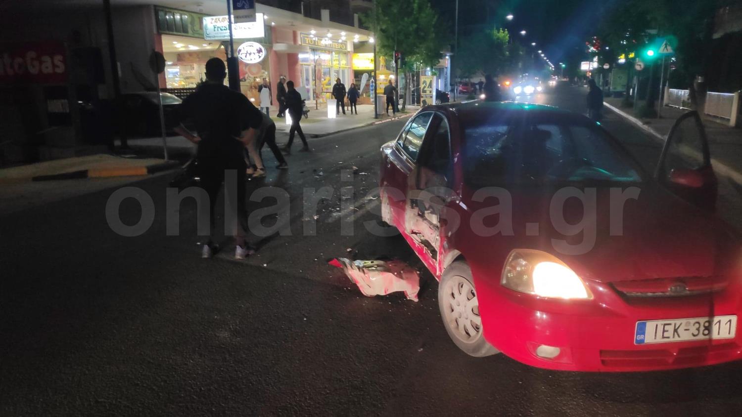 Σοβαρό τροχαίο στην οδό Βόλου - Μηχανή συγκρούστηκε με αυτοκίνητο (φωτο)