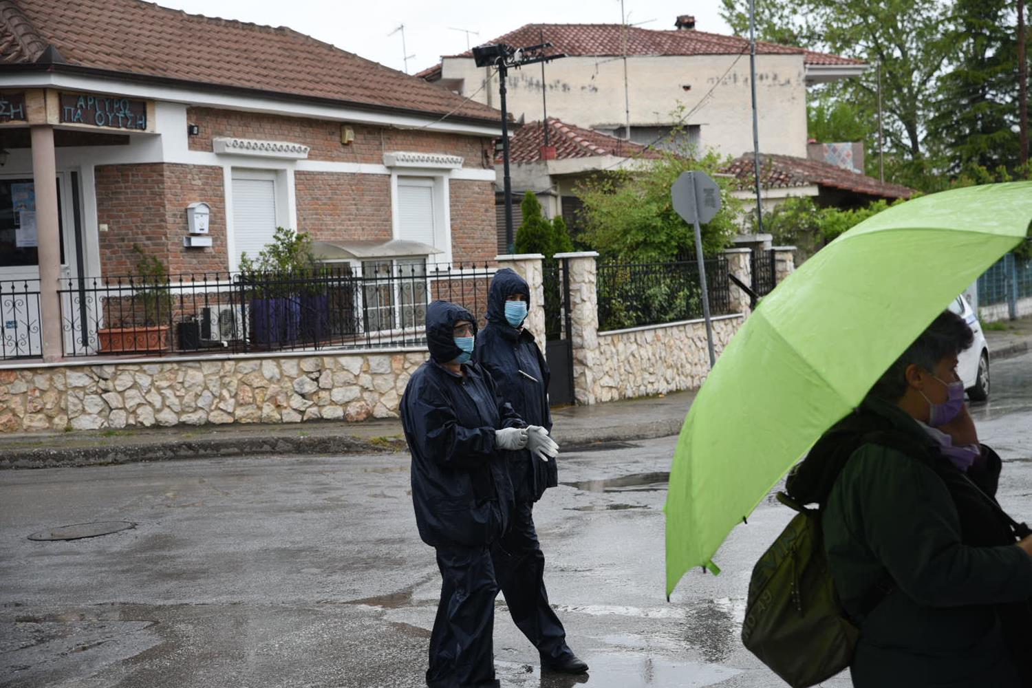 Ξεκίνησε νέα δειγματοληψία που θα κρίνει το μέλλον της καραντίνας στη Νέα Σμύρνη - Δείτε φωτογραφίες