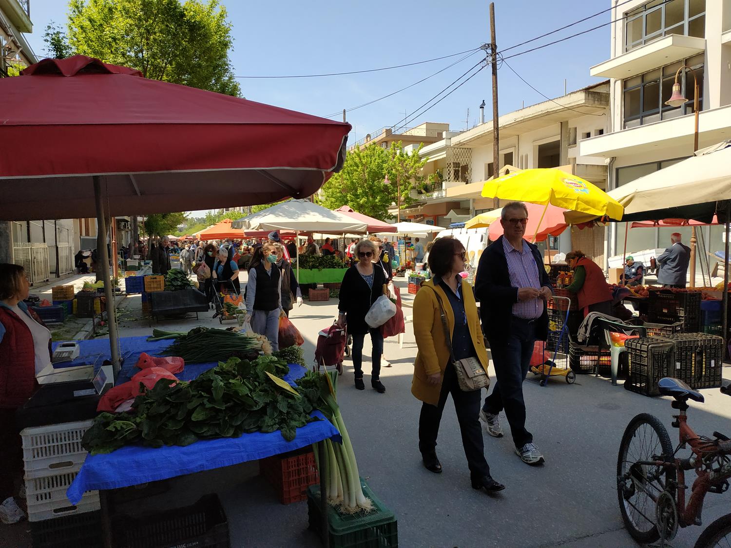 Δείτε φωτορεπορτάζ: Ξεχύθηκαν στη λαϊκή του Σαββάτου οι Λαρισαίοι