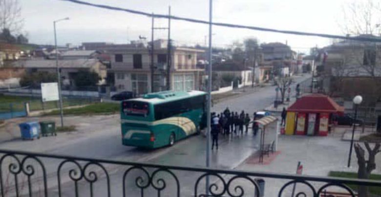 Δείτε φωτογραφία: Πρόσφυγες από το Κουτσόχερο ανενόχλητοι συνωστίζονται για να ανέβουν στο λεωφορείο!