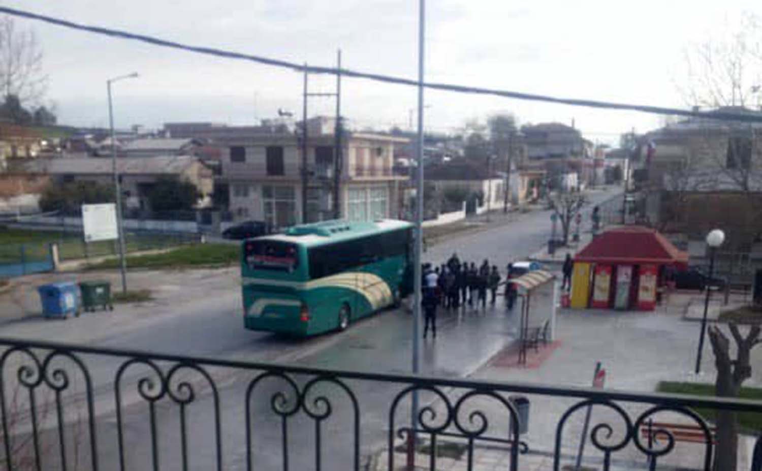 Δείτε φωτογραφία: Πρόσφυγες από το Κουτσόχερο ανενόχλητοι συνωστίζονται για να ανέβουν στο λεωφορείο!