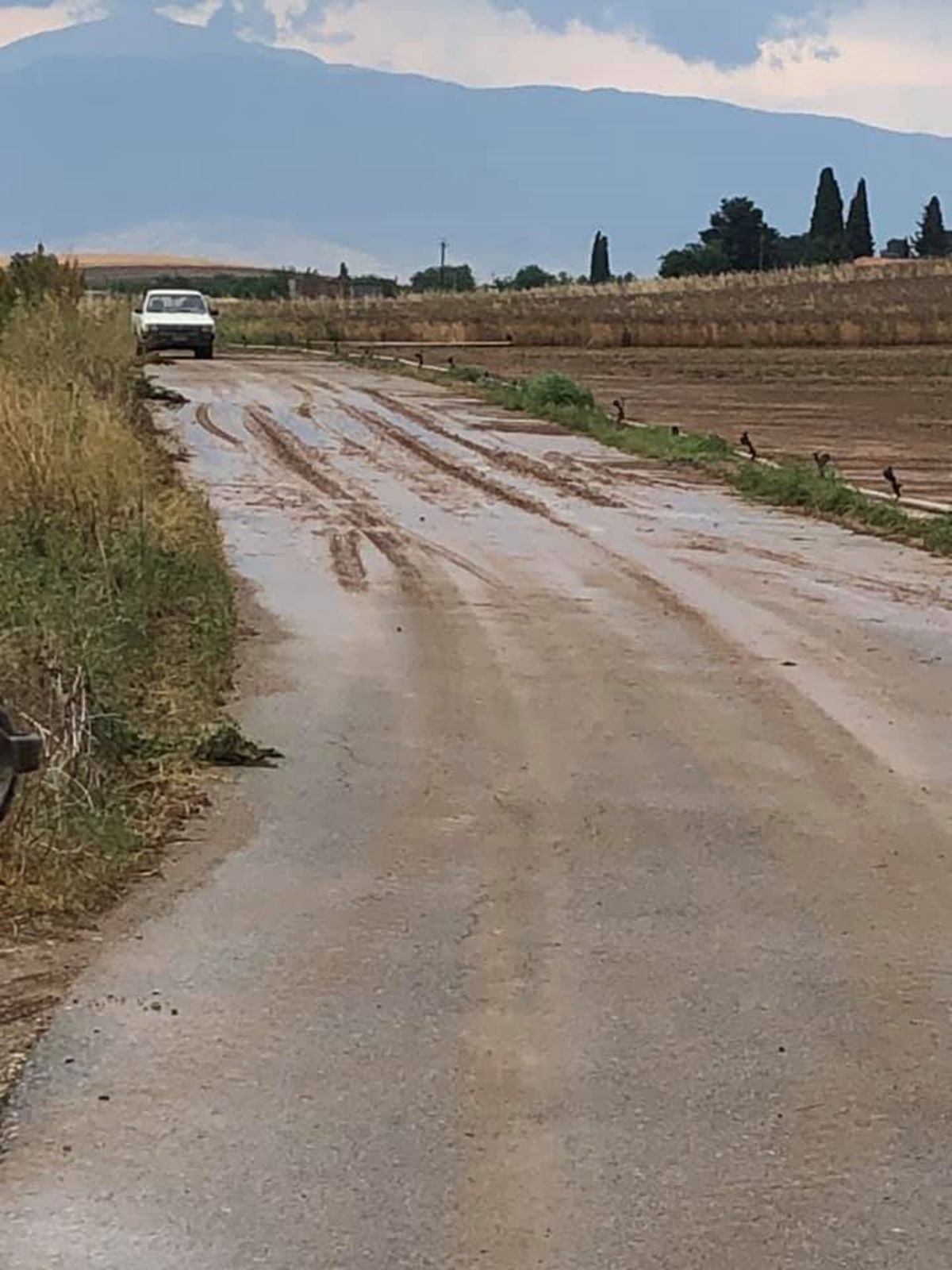 Λάρισα: Δρόμος... κρύφτηκε από τις λάσπες στο δήμο Κιλελέρ (φωτο)