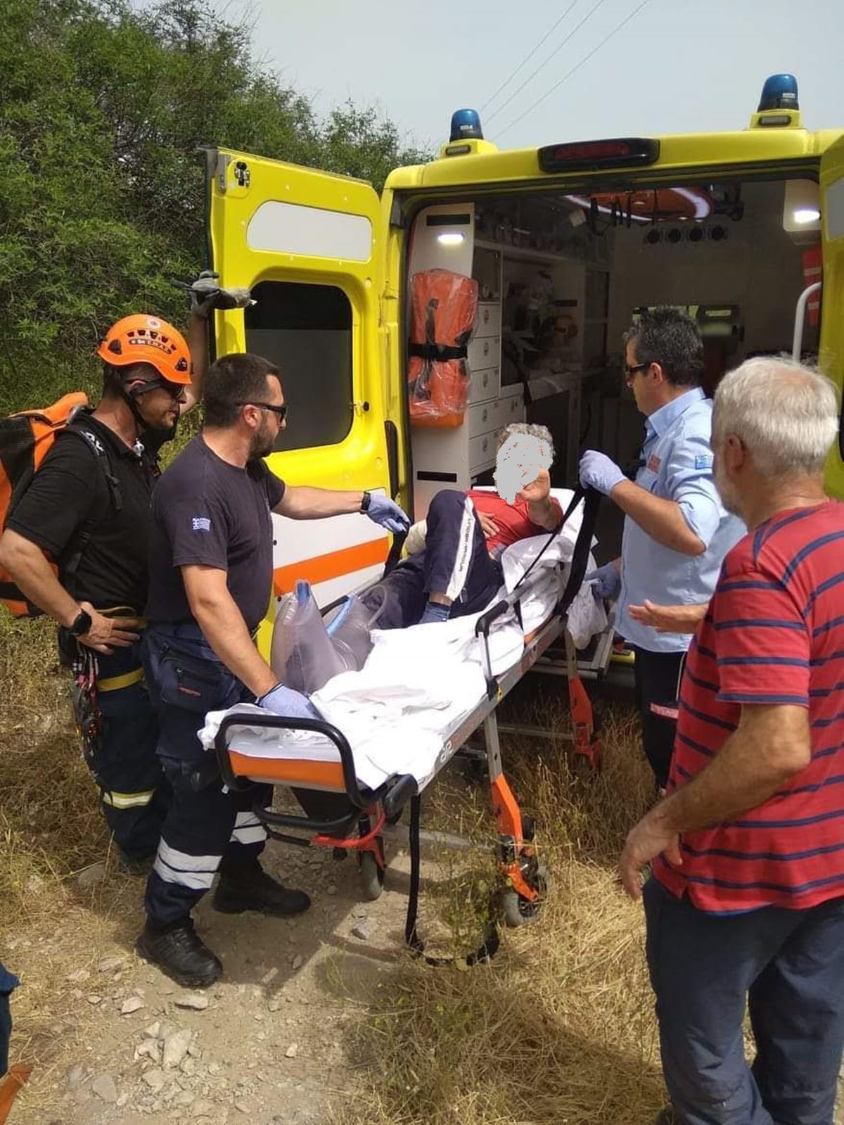 Καρέ καρέ η διάσωση από την 8η ΕΜΑΚ, του Λαρισαίου ορειβάτη που τραυματίστηκε στο Γεντίκι (φωτο)