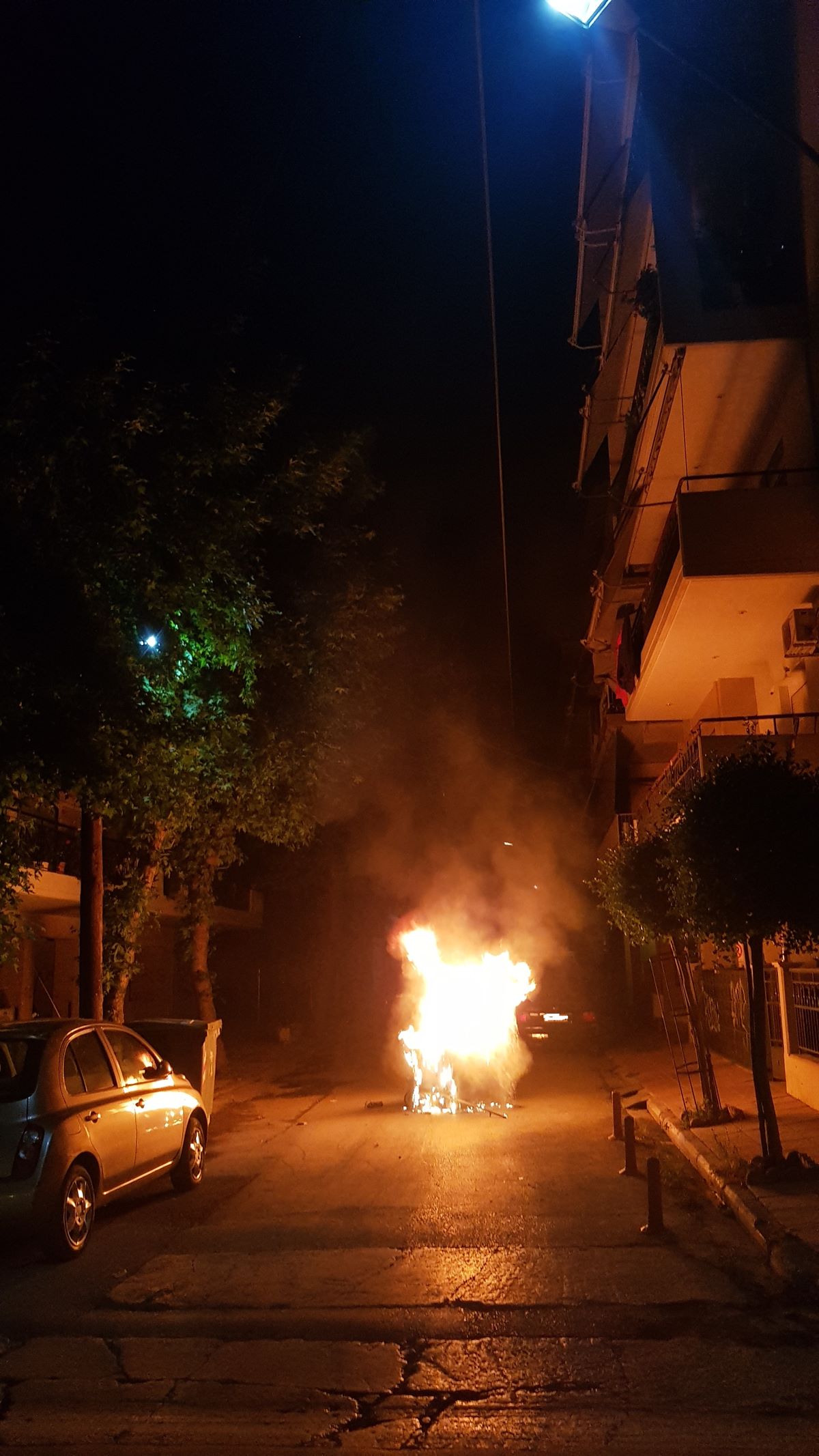 Λαχτάρα το ξημέρωμα σε γειτονιές της Λάρισας – Έβαλαν φωτιά σε κάδους στη μέση του δρόμου και σε ποδήλατο (φωτο)