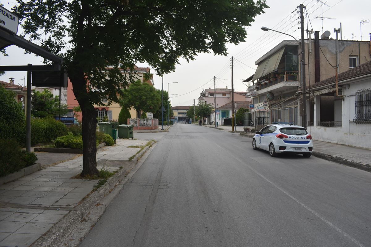 Ενισχυμένη επιτήρηση και αστυνόμευση στη Ν. Σμύρνη Λάρισας από σήμερα το πρωί και μετά τα 35 κρούσματα - Δείτε φωτογραφίες