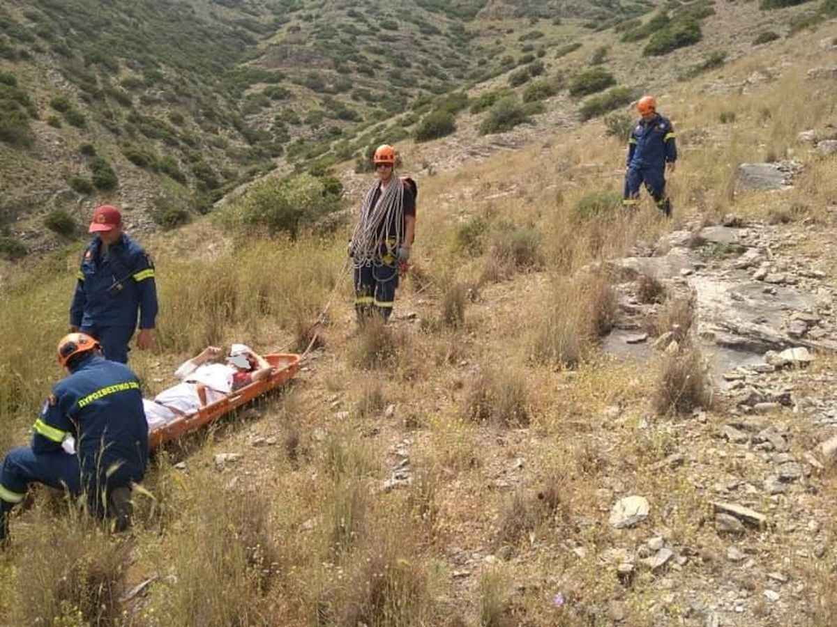 Καρέ καρέ η διάσωση από την 8η ΕΜΑΚ, του Λαρισαίου ορειβάτη που τραυματίστηκε στο Γεντίκι (φωτο)