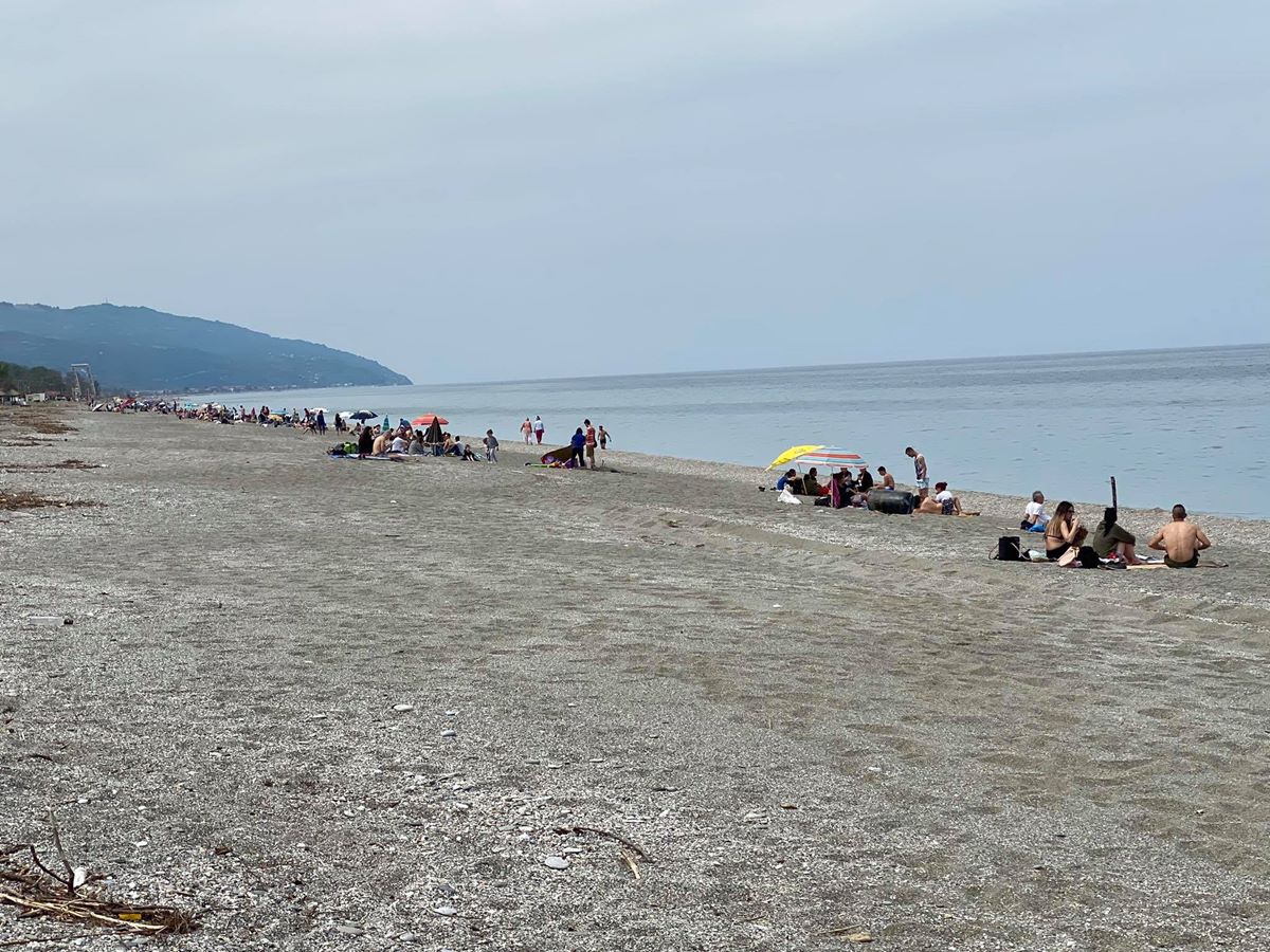 Γεύση από καλοκαίρι σήμερα Κυριακή στα παράλια της Λάρισας - Γέμισε η ακτή στον Αγιόκαμπο (φωτο)