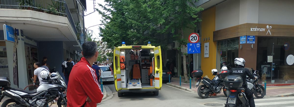 ΣΟΚ: Άντρας έπεσε από μπαλκόνι στη Λάρισα και σκοτώθηκε - Δείτε φωτογραφίες