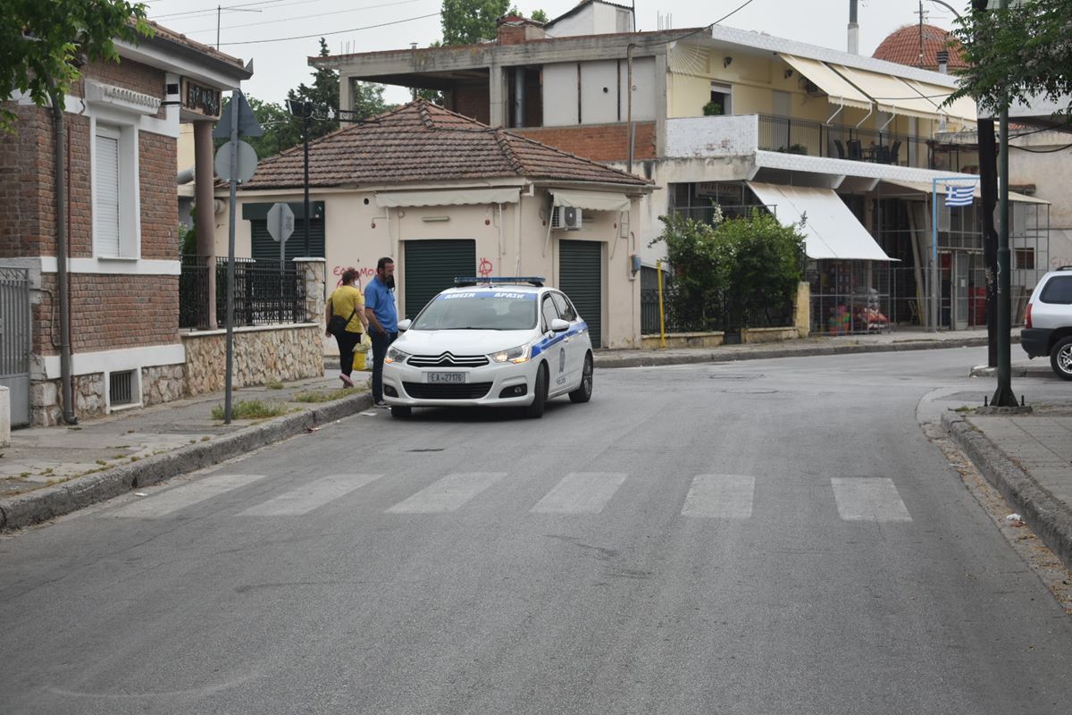 Ενισχυμένη επιτήρηση και αστυνόμευση στη Ν. Σμύρνη Λάρισας από σήμερα το πρωί και μετά τα 35 κρούσματα - Δείτε φωτογραφίες